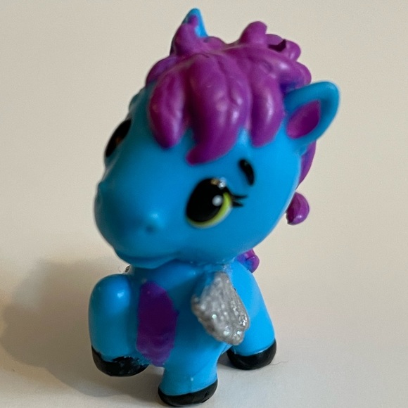 Hatchimals Colleggtibles Farm Horse Blue and Purple.
Hatchimals is 1 inch tall - Picture 3 of 6